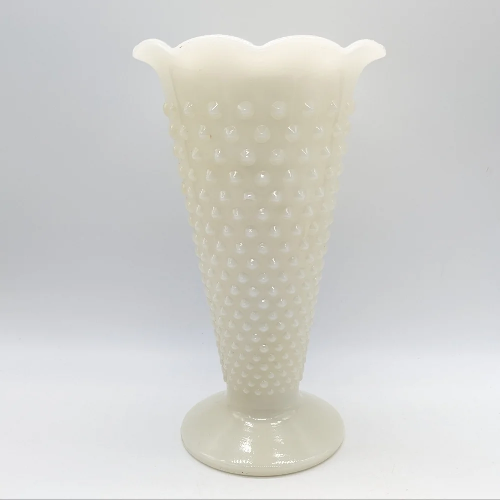 Vintage Anchor Hocking Off White Ruffle Edge Hobnail Glass Trumpet Vase - Picture 3 of 8